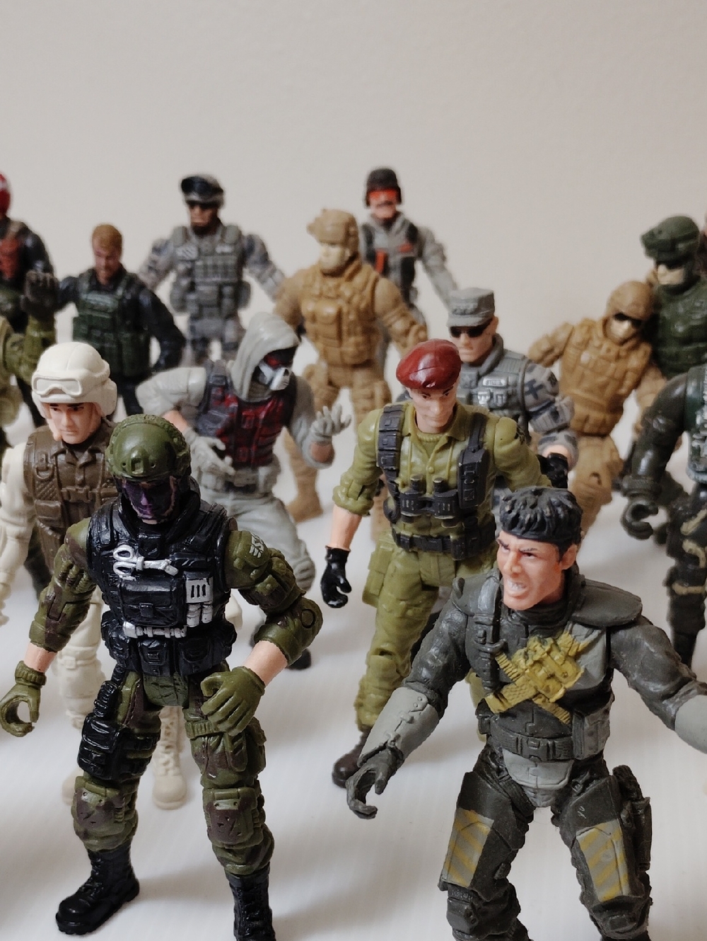 24! Military Action Figures Set - Assorted Green, Tan, White, Black And Weapons - Picture 6 of 12